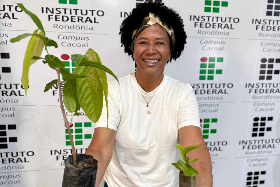 <div style="
                font-size: 18px;
                font-weight: bold;
                color: #0073aa;
                margin-bottom: 5px;
                text-transform: uppercase;
            ">RAÍZES DE RONDÔNIA</div>Deputada Sílvia Cristina apresenta viveiro Raízes de Rondônia para produção de mudas de café e cacau