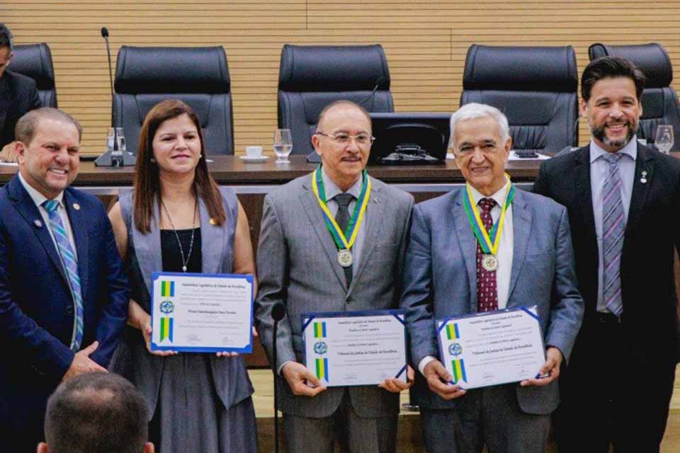 <div style="
                font-size: 18px;
                font-weight: bold;
                color: #0073aa;
                margin-bottom: 5px;
                text-transform: uppercase;
            ">MéRITO LEGISLATIVO</div>Assembleia Legislativa concede homenagem ao Poder Judiciário de Rondônia
