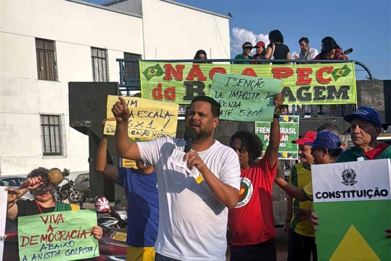 Samuel Costa critica PEC da Blindagem em manifestação na Estrada de Ferro Madeira-Mamoré