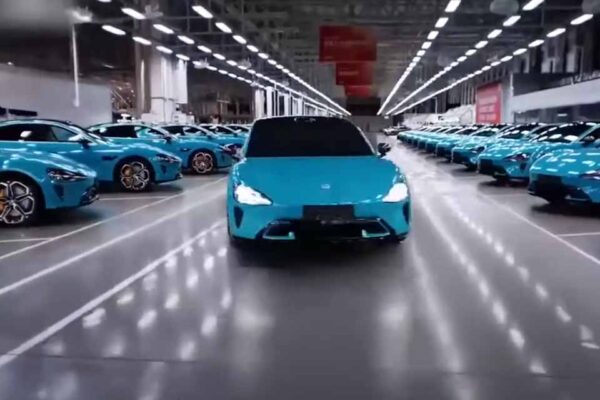 China projeta 32 milhões de carros até 2026, quase metade elétricos