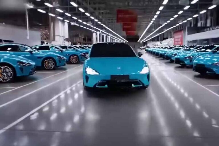 China projeta 32 milhões de carros até 2026, quase metade elétricos