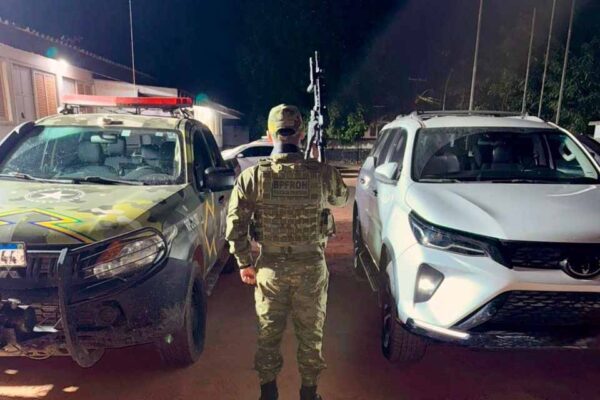 Policiais recuperam caminhonete roubada durante operação em Nova Mamoré