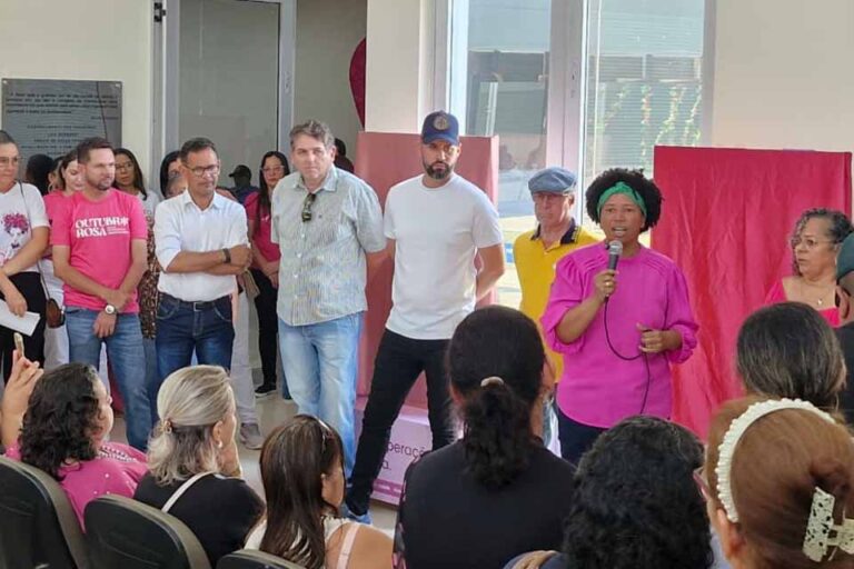 Sílvia Cristina participa da abertura da exposição Histórias que Transformam Dor em Esperança em Ji-Paraná