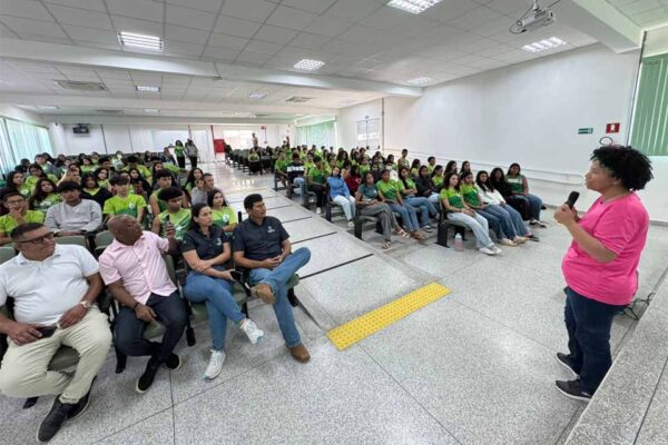 Sílvia Cristina realiza ações do Outubro Rosa e reuniões em Guajará-Mirim