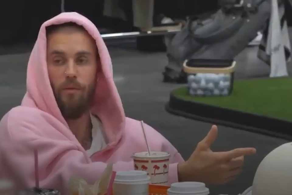<div style="
                font-size: 18px;
                font-weight: bold;
                color: #0073aa;
                margin-bottom: 5px;
                text-transform: uppercase;
            ">LIVE NA TWITCH</div>Justin Bieber compara sentir raiva a matar e diz que pensar em trair já é adultério