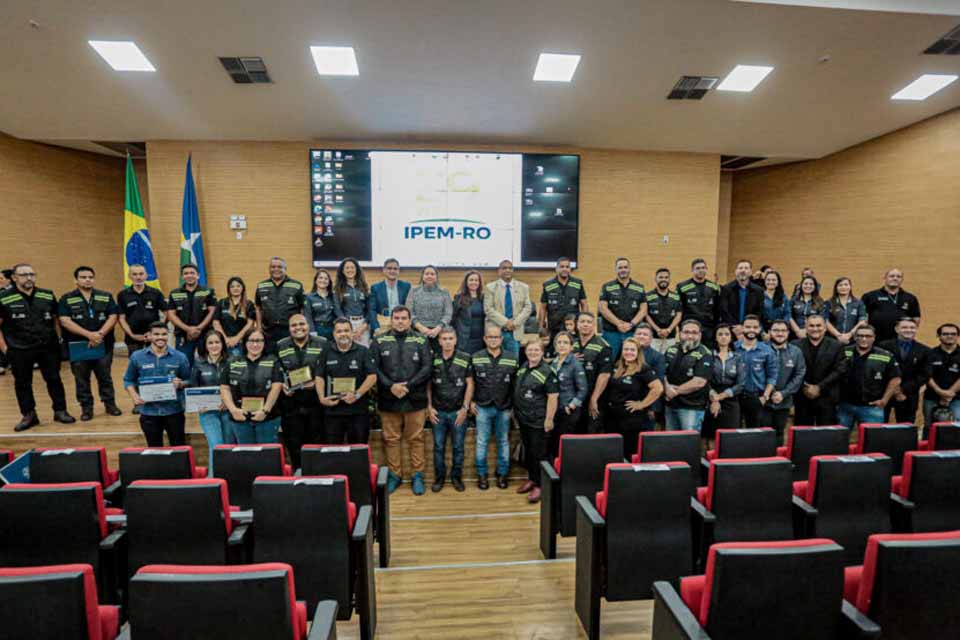 <div style="
                font-size: 18px;
                font-weight: bold;
                color: #0073aa;
                margin-bottom: 5px;
                text-transform: uppercase;
            ">COMEMORAÇÃO</div>Ipem completa 39 anos com homenagens a servidores em solenidade na Assembleia Legislativa