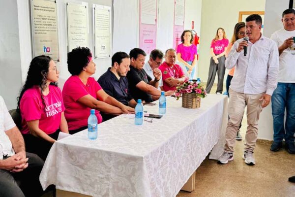 Deputada Sílvia Cristina intensifica agenda do Outubro Rosa com palestras, depoimentos e exposição fotográfica