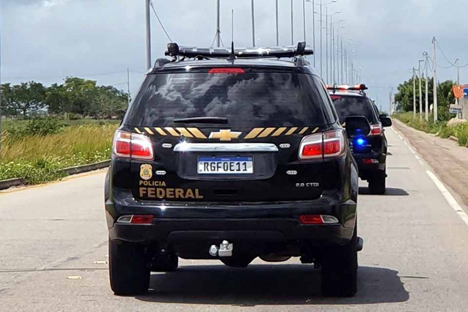 <div style="
                font-size: 18px;
                font-weight: bold;
                color: #0073aa;
                margin-bottom: 5px;
                text-transform: uppercase;
            ">AÇÃO PF</div>PF realiza Operação Travessia para apurar esquema de migração ilegal
