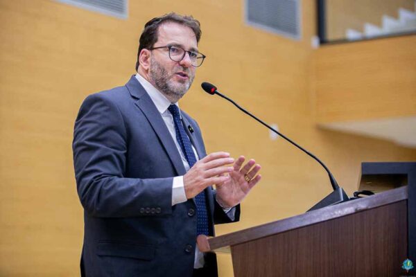 Alex Redano pede anistia a policiais e bombeiros punidos por manifestações nas redes sociais
