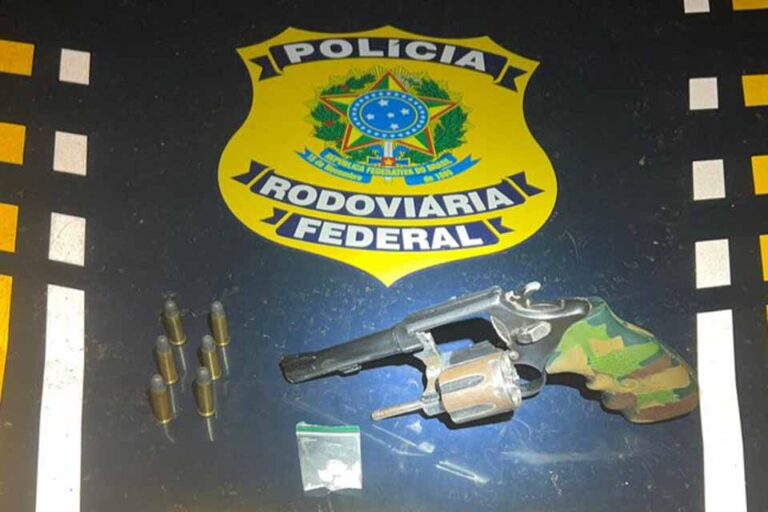 PRF apreende revólver e prende motociclista em fiscalização na BR-174 em Vilhena