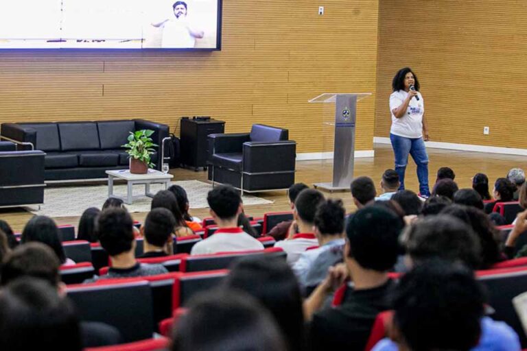 Acelero Enem reúne estudantes na Alero com revisão gratuita para o exame