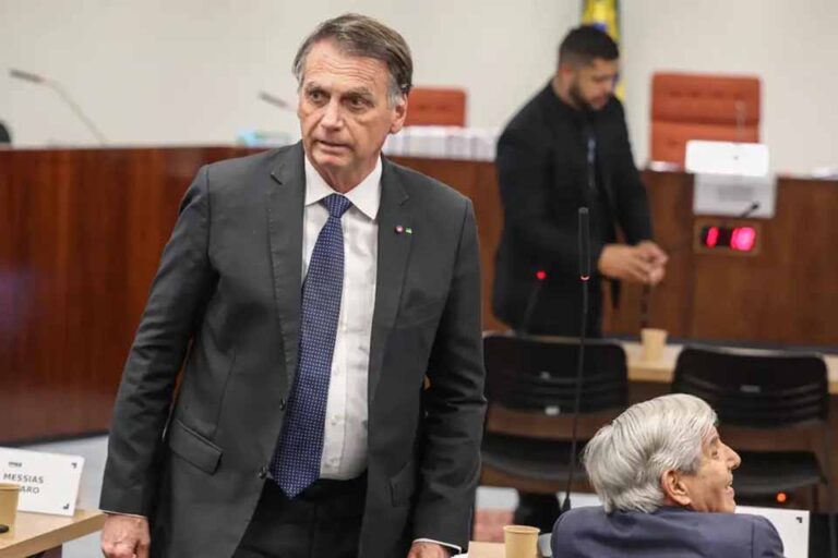 Defesa de Bolsonaro contesta condenação e pede revisão da pena ao STF