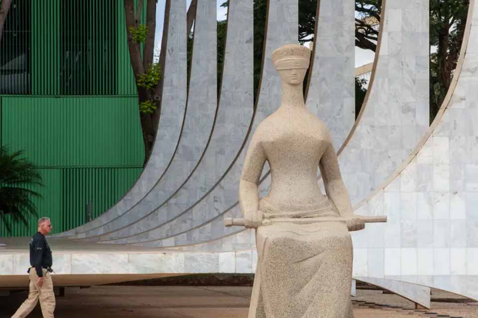 <div style="
                font-size: 18px;
                font-weight: bold;
                color: #0073aa;
                margin-bottom: 5px;
                text-transform: uppercase;
            ">JUSTIçA</div>STF tem três votos para exigir que polícia informe suspeitos sobre direito ao silêncio