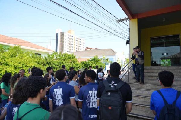 Moradores e visitantes participam de caminhada histórica pelos 111 anos de Porto Velho
