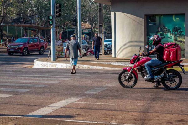 Detran-RO destaca normas para travessia de pedestres em cruzamentos com semáforo