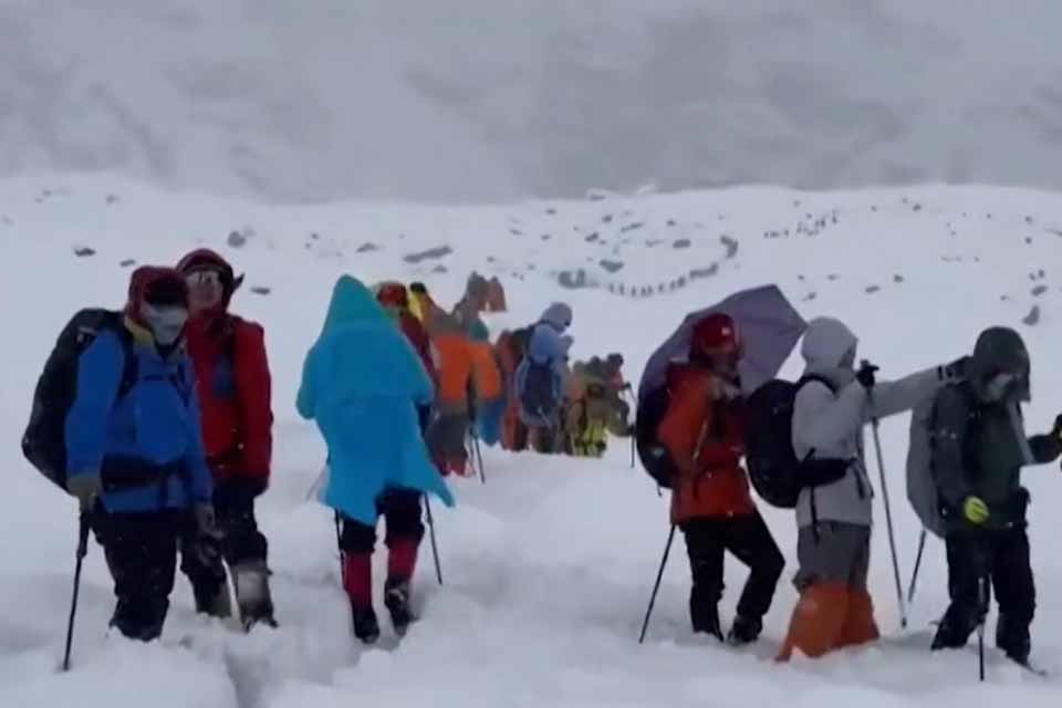 <div style="
                font-size: 18px;
                font-weight: bold;
                color: #0073aa;
                margin-bottom: 5px;
                text-transform: uppercase;
            ">NEVASCA NO MONTE EVEREST</div>Tempestade de neve deixa mais de 200 pessoas isoladas no Monte Everest