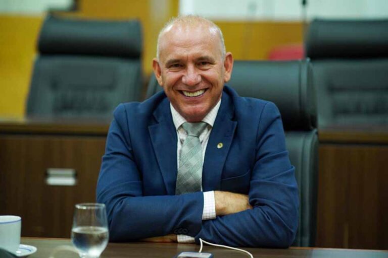 Ezequiel Neiva entrega implementos agrícolas à Aspruja e reforça incentivo à agricultura familiar em Jatuarana