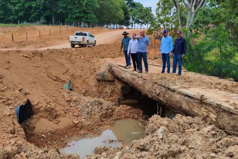 Ezequiel Neiva fiscaliza substituição de pontes por tubos PEAD em Nova Mamoré