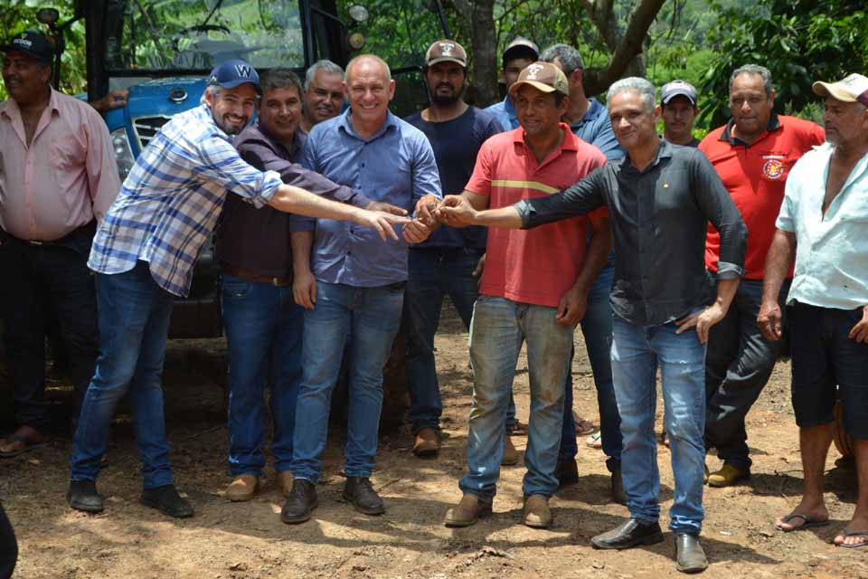 <div style="
                font-size: 18px;
                font-weight: bold;
                color: #0073aa;
                margin-bottom: 5px;
                text-transform: uppercase;
            ">DESENVOLVIMENTO RURAL</div>Ezequiel Neiva destina maquinário agrícola para fortalecer produção de agricultores em Parecis