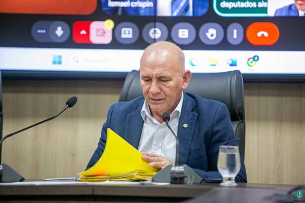 Ezequiel Neiva conduz reunião da Comissão de Finanças e agenda apresentação da Sefin