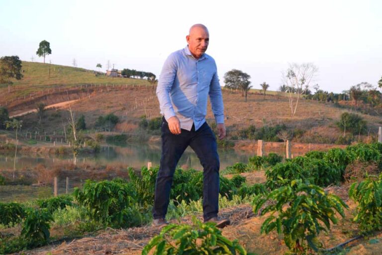 Ezequiel Neiva amplia ações em apoio à agricultura de Vale do Anari