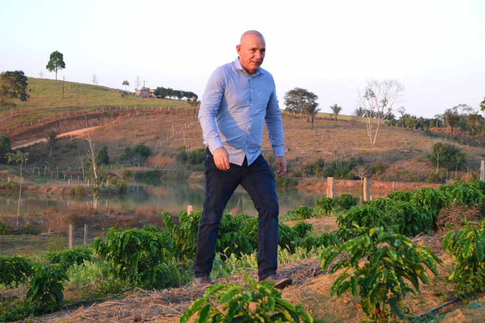 <div style="
                font-size: 18px;
                font-weight: bold;
                color: #0073aa;
                margin-bottom: 5px;
                text-transform: uppercase;
            ">AGRICULTURA FAMILIAR</div>Ezequiel Neiva amplia ações em apoio à agricultura de Vale do Anari
