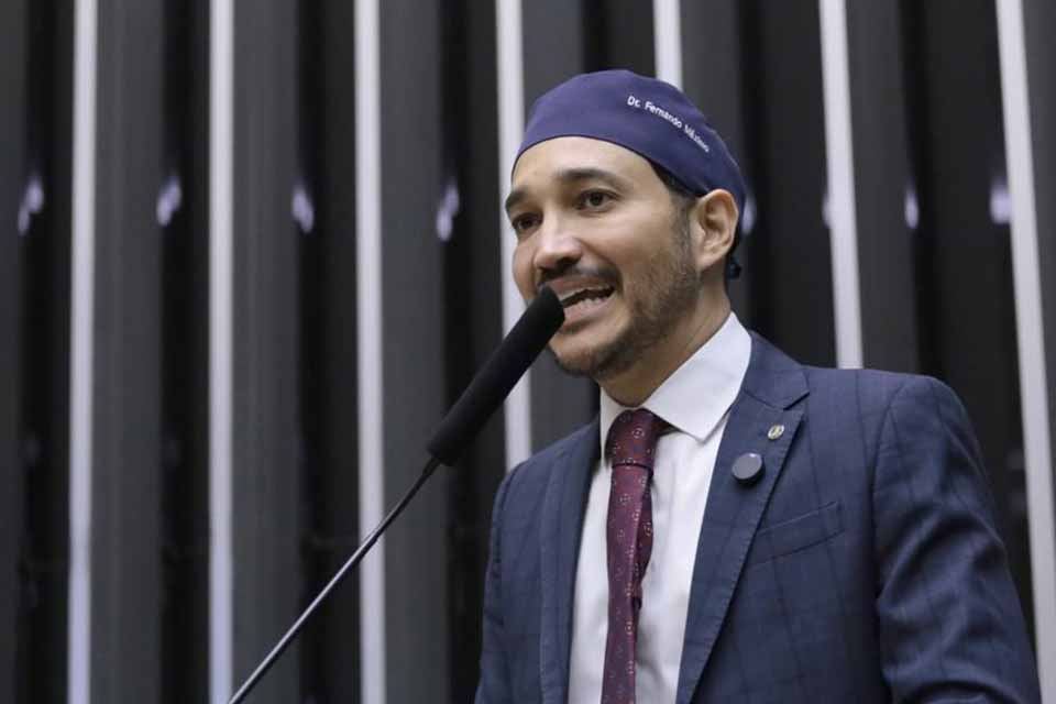 <div style="
                font-size: 18px;
                font-weight: bold;
                color: #0073aa;
                margin-bottom: 5px;
                text-transform: uppercase;
            ">PRONUNCIAMENTO</div>Fernando Máximo destaca libertação de reféns, Dia do Professor e necessidade de Comissão sobre a PEC 47/2023