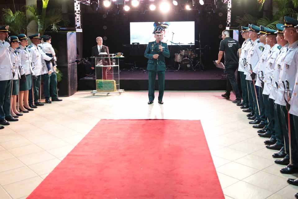 <div style="
                font-size: 18px;
                font-weight: bold;
                color: #0073aa;
                margin-bottom: 5px;
                text-transform: uppercase;
            ">FORMATURA PM RONDôNIA</div>Formatura da turma 2024/2025 do CFO é marcada por homenagens e baile de encerramento