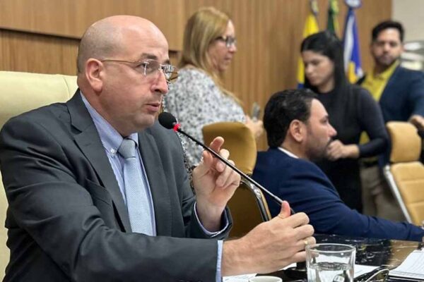 EMDUR executa pedido do vereador Gedeão Negreiros e substitui lâmpadas queimadas por LED no Bairro São Francisco