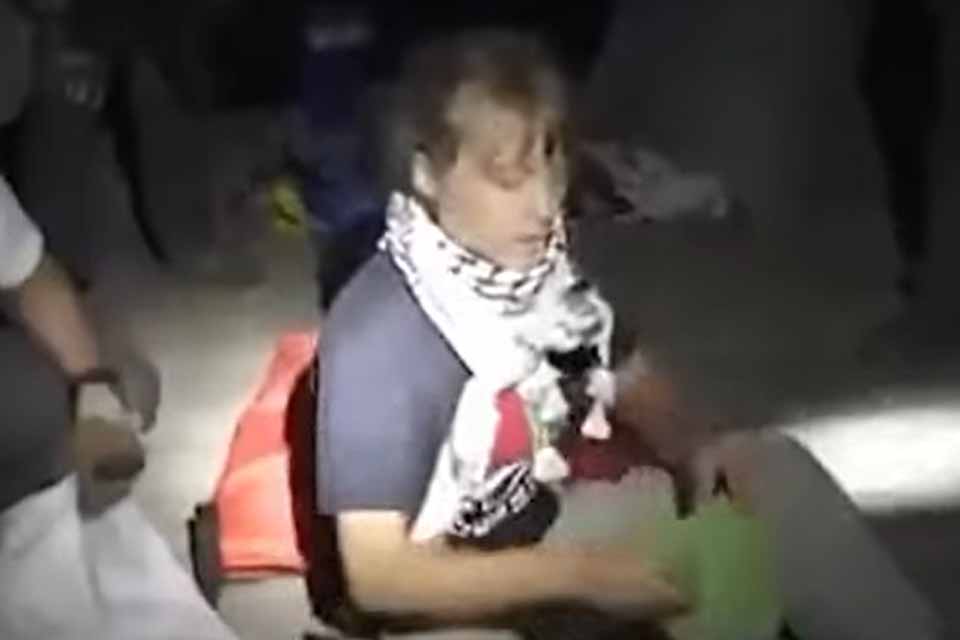 <div style="
                font-size: 18px;
                font-weight: bold;
                color: #0073aa;
                margin-bottom: 5px;
                text-transform: uppercase;
            ">INTERCEPTAçãO</div>Israel intercepta flotilha com Greta Thunberg a caminho de Gaza