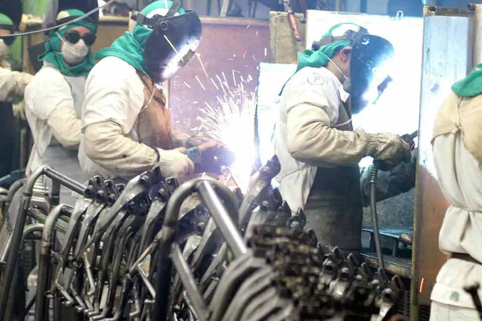 <div style="
                font-size: 18px;
                font-weight: bold;
                color: #0073aa;
                margin-bottom: 5px;
                text-transform: uppercase;
            ">INDÚSTRIA BRASILEIRA</div>Exportações de máquinas crescem e compensam tarifas dos EUA