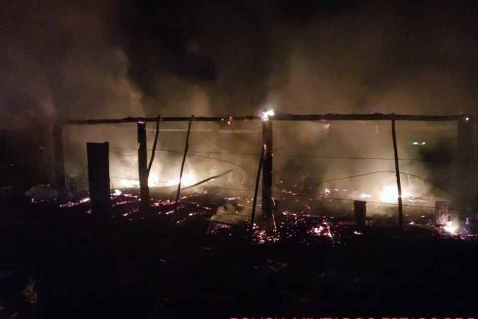 <div style="
                font-size: 18px;
                font-weight: bold;
                color: #0073aa;
                margin-bottom: 5px;
                text-transform: uppercase;
            ">CONFLITO TERRITORIAL</div>Polícia Militar investiga incêndio em oca de aldeia Puruborá, em Rondônia