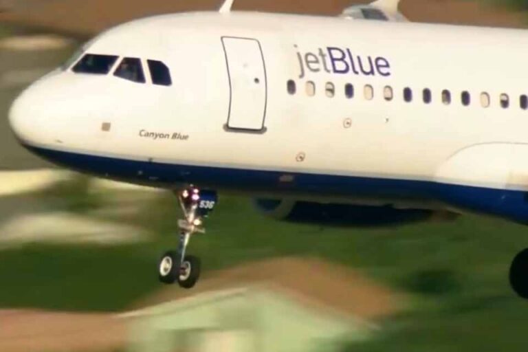Avião da JetBlue faz pouso de emergência na Flórida após perda brusca de altitude