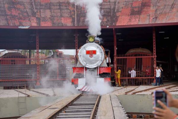 Locomotiva 18 volta a funcionar após 26 anos durante celebração dos 111 anos de Porto Velho