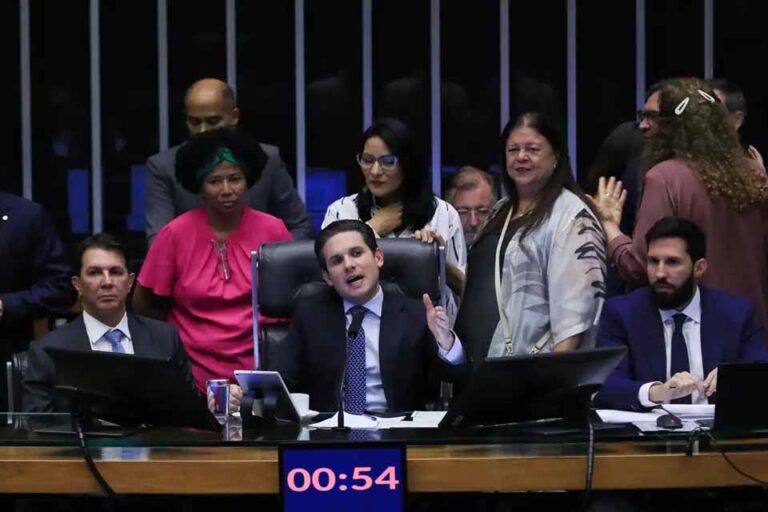 Câmara aprova licença menstrual de até dois dias para mulheres com sintomas graves
