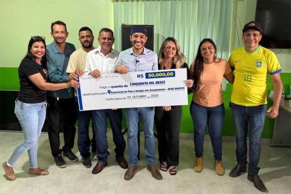Deputado Dr. Fernando Máximo entrega R$ 50 mil à APAE de Buritis