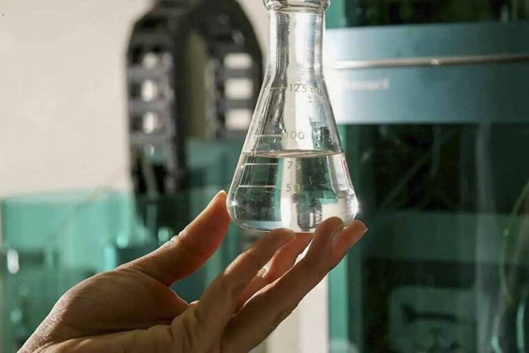 Operações em São Paulo interditam bares e distribuidoras por suspeita de bebidas com metanol