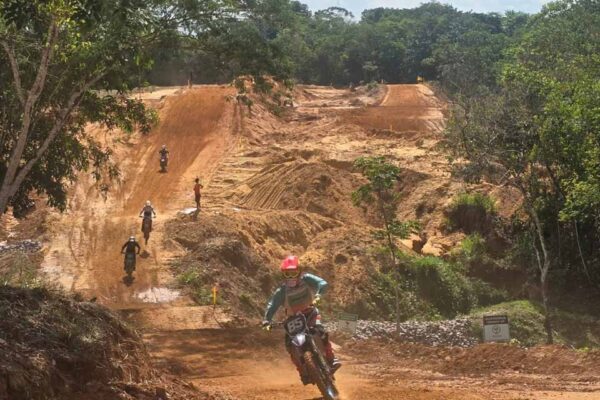 Mais de 300 pilotos participam da 8ª etapa do Campeonato Estadual de Motocross em Porto Velho