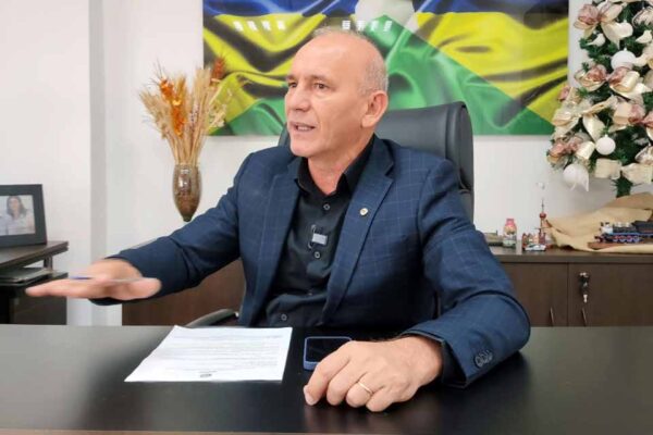Ezequiel Neiva destina recursos para obras em estradas vicinais de Machadinho do Oeste