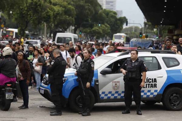 Operação Contenção mobiliza 2,5 mil agentes e deixa 64 mortos no Rio