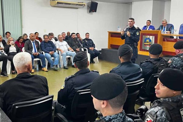 Câmara de Cerejeiras homenageia policiais militares em sessão solene