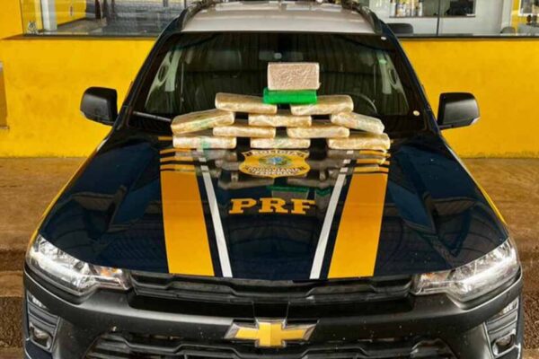 PRF apreende 12,5 kg de drogas em fiscalização na BR-364, em Pimenta Bueno