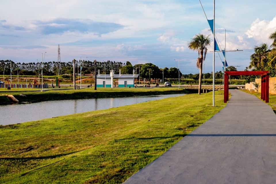 <div style="
                font-size: 18px;
                font-weight: bold;
                color: #0073aa;
                margin-bottom: 5px;
                text-transform: uppercase;
            ">DESENVOLVIMENTO E TURISMO</div>Parque dos Buritis é inaugurado em Seringueiras e amplia opções de lazer e turismo no Vale do Guaporé