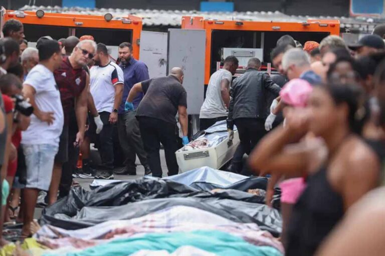 Moradores levam corpos à praça após operação policial no Rio deixar 119 mortos