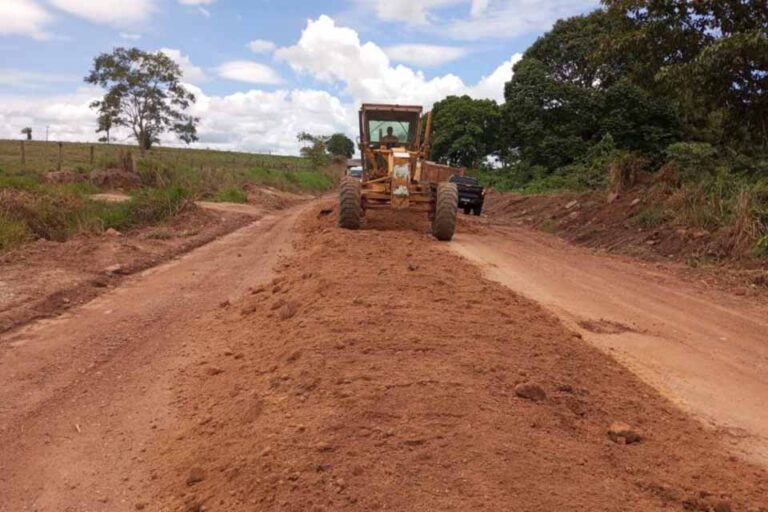 Serviços de manutenção garantem melhorias na RO-490 e ampliam acesso entre municípios da Zona da Mata