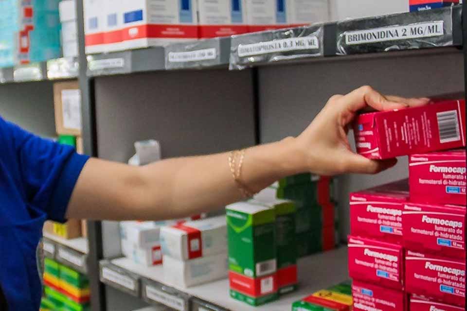 <div style="
                font-size: 18px;
                font-weight: bold;
                color: #0073aa;
                margin-bottom: 5px;
                text-transform: uppercase;
            ">ASSISTêNCIA FARMACêUTICA</div>Cláudia de Jesus solicita medicamentos à Sesau para oito municípios de Rondônia