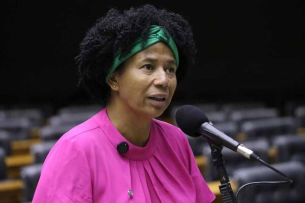 Sílvia Cristina destaca chegada do Trastuzumabe Entansina ao SUS para tratamento do câncer de mama