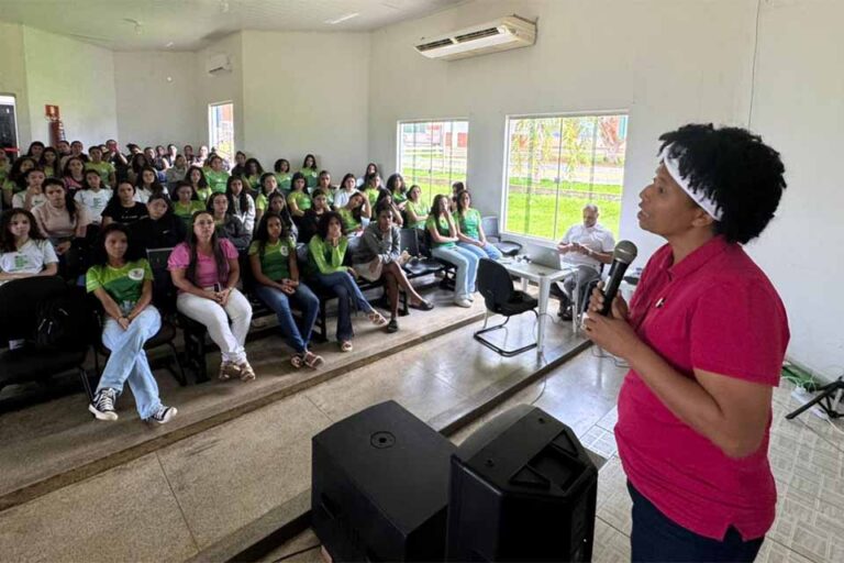 Sílvia Cristina realiza palestras sobre prevenção ao câncer em instituições de ensino e saúde