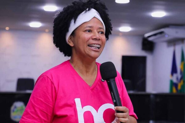 Sílvia Cristina destaca baixa adesão à prevenção do câncer de mama durante o Outubro Rosa