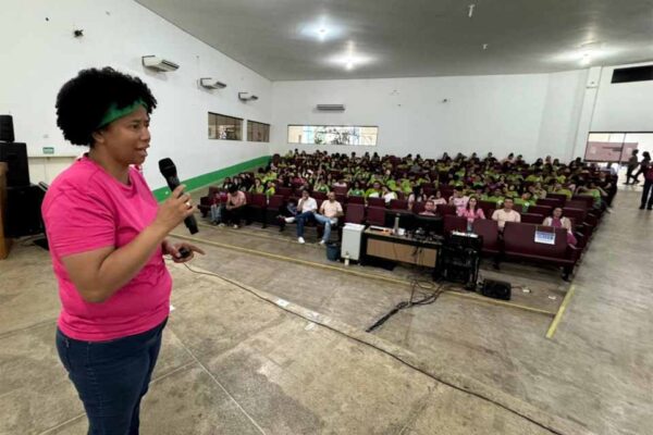 Sílvia Cristina leva palestras do Outubro Rosa ao Cone Sul e destaca importância da prevenção
